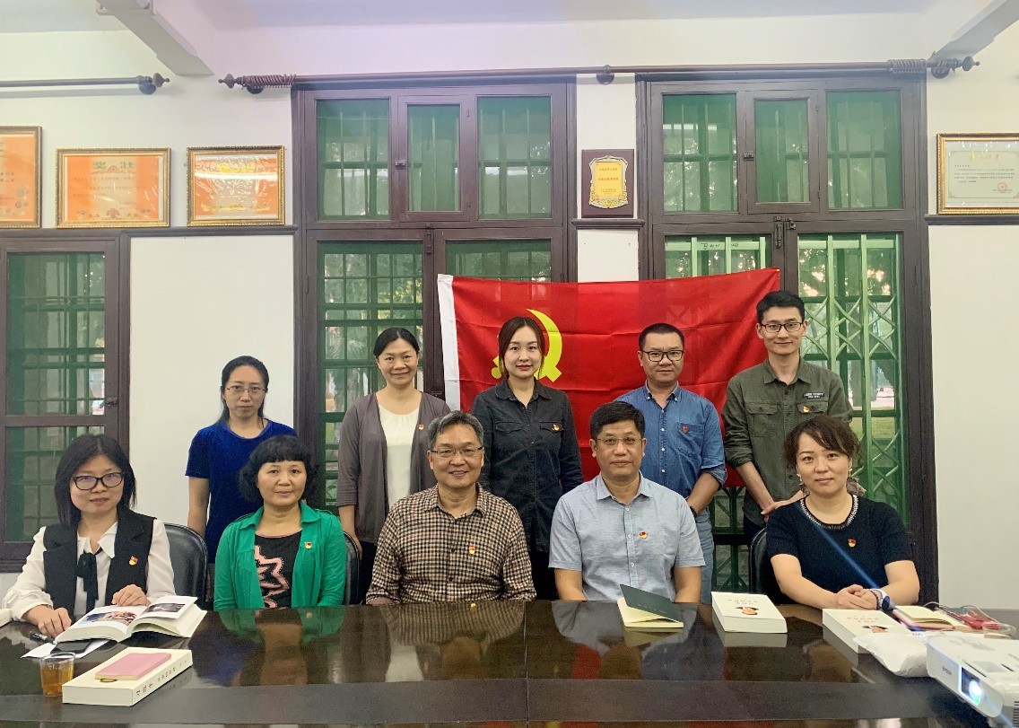 简占亮委员与学报支部党员合影留念